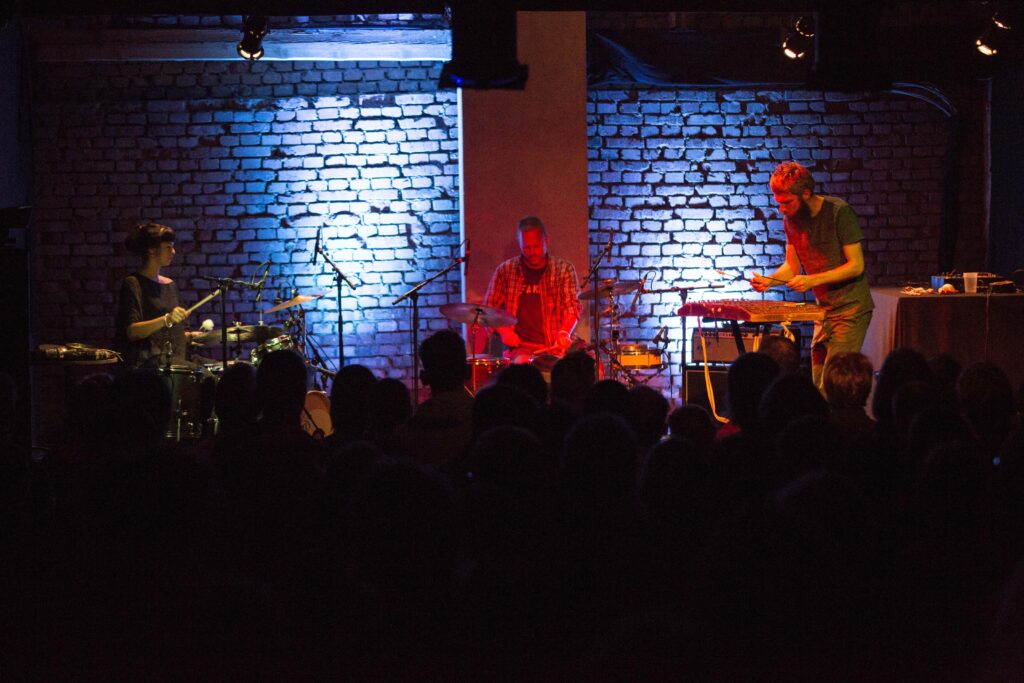 Foto vom Trio Stefan Fraunberger, Katharina Ernst, Didi Kern - Klangfestival #8 im Jahr 2015