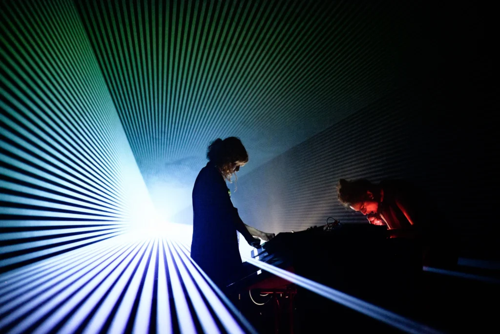 Ursula Winterauer und Maja Osojnik live, im Hintergrund Lichtstrahlen