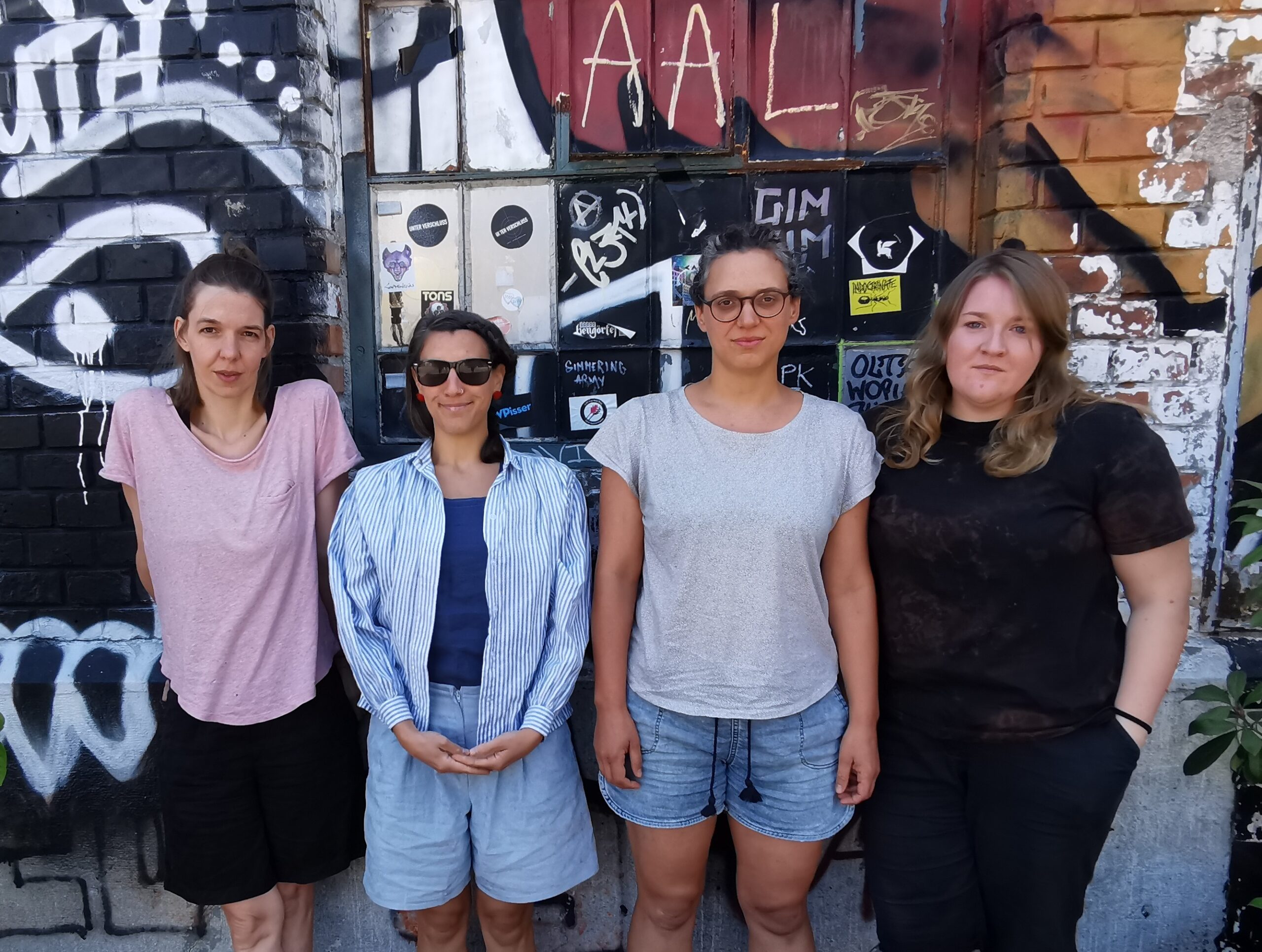 Pyrite als Band vor einer bunten Mauer
