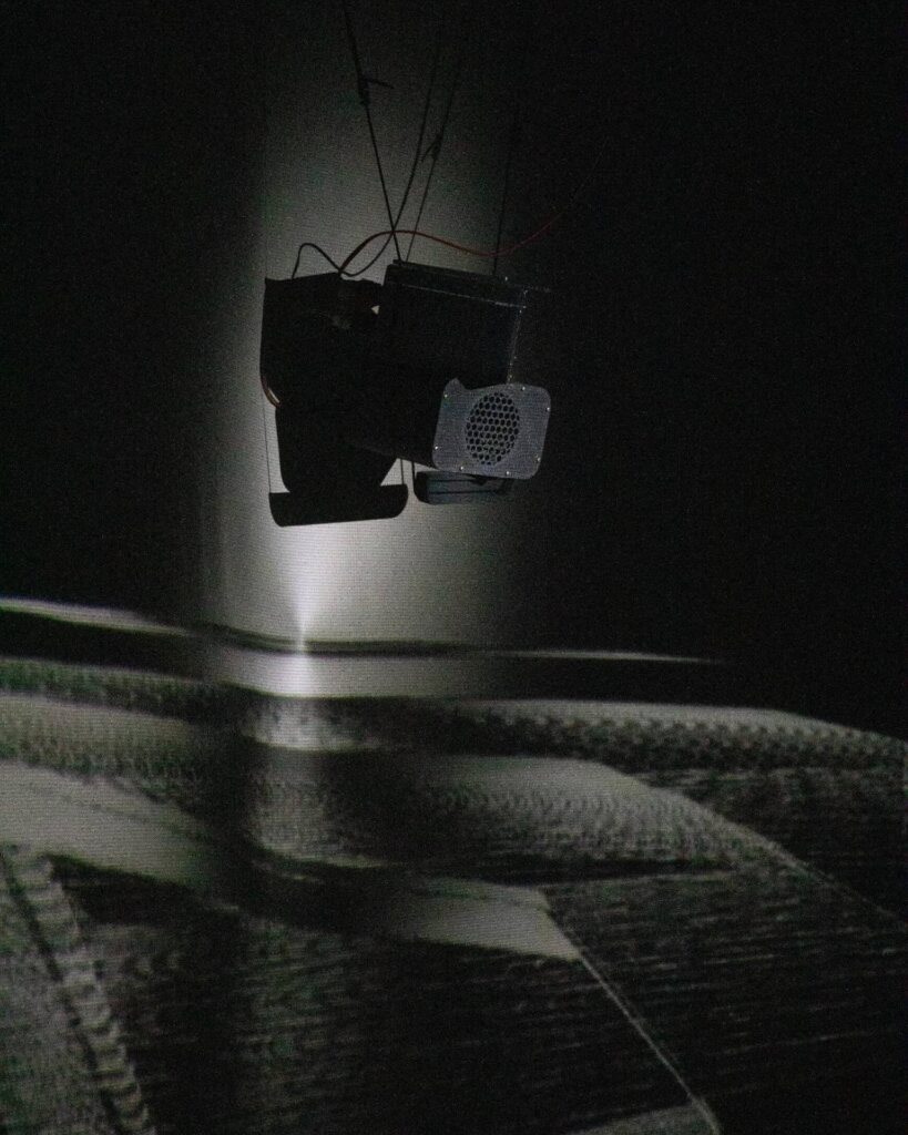 sound installation mit schwarzer box