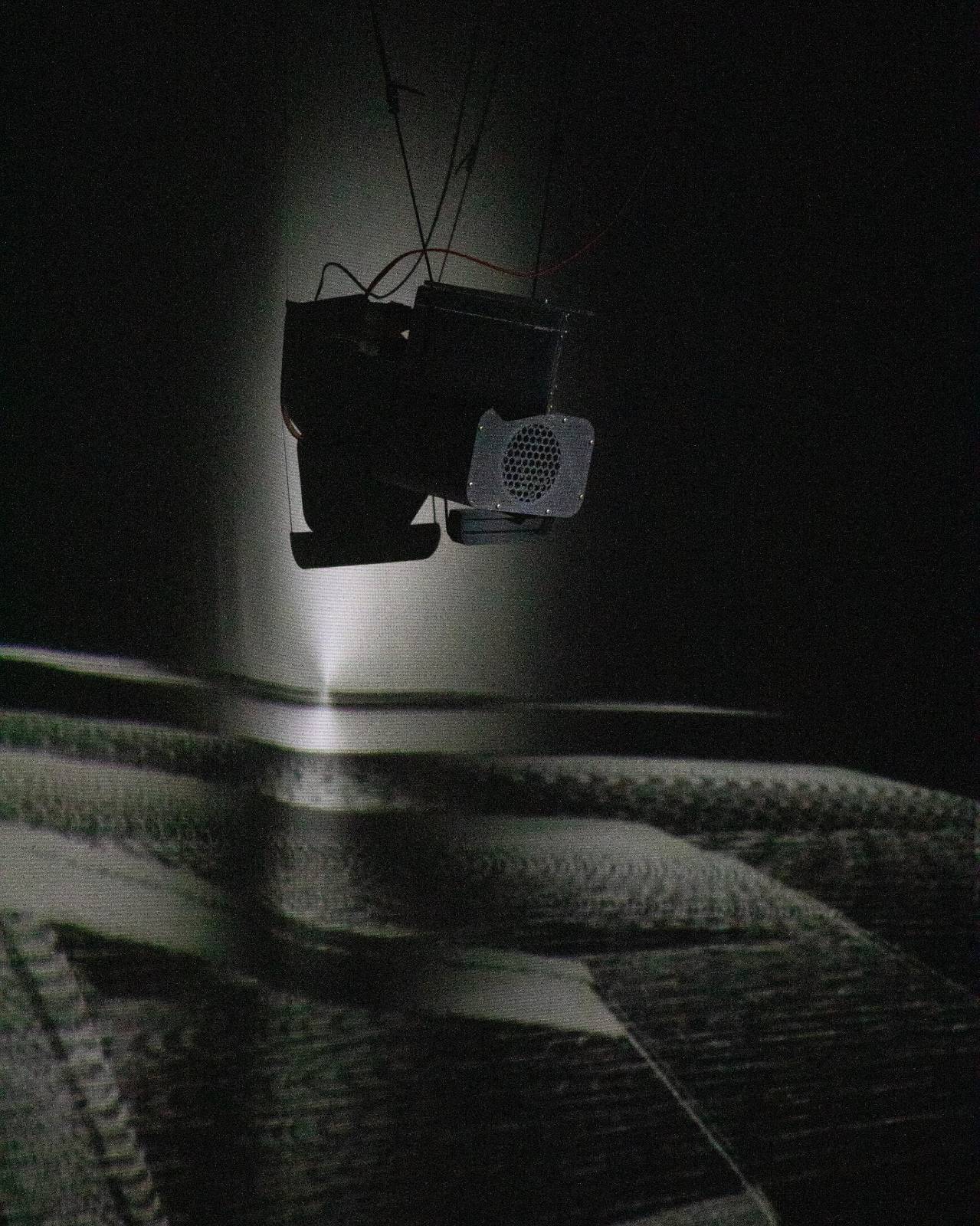 sound installation mit schwarzer box