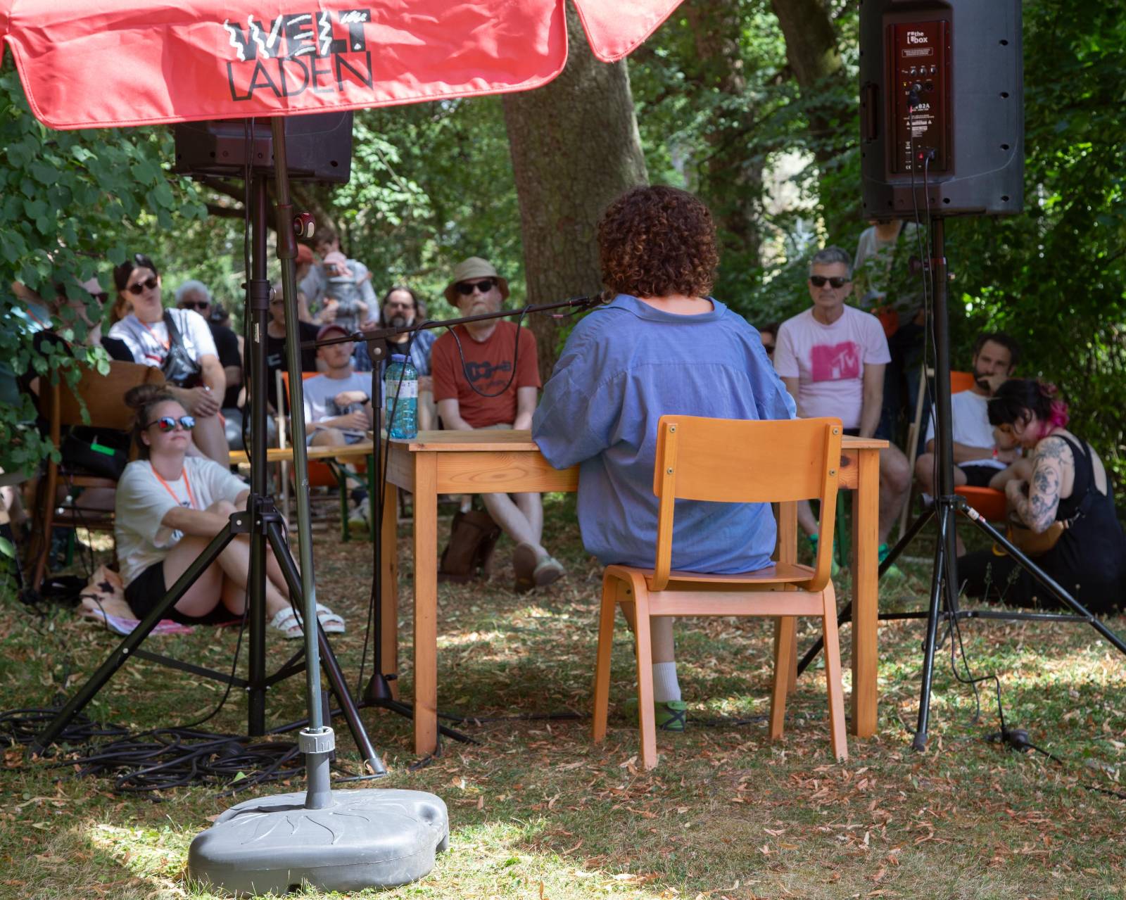 Zine Lesung im Park vo der Evangelischen Kirche